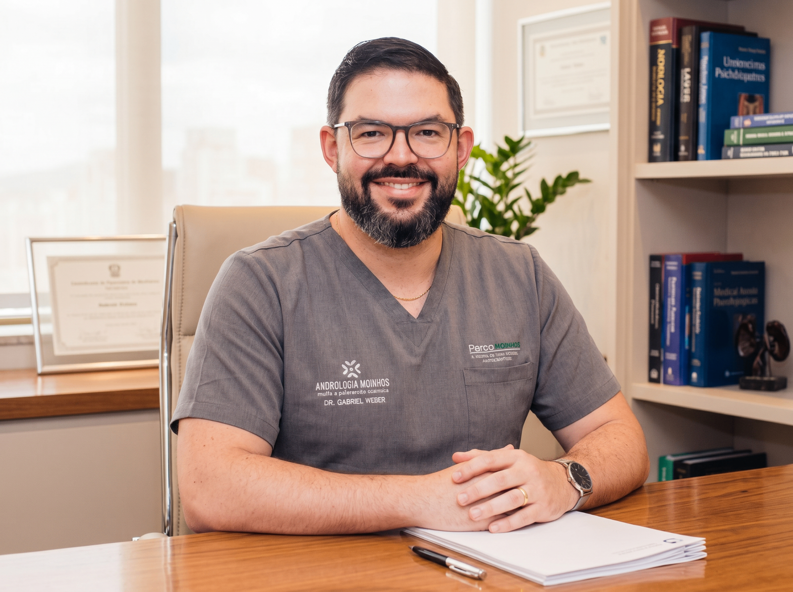 Dr. Gabriel Veber em seu ambiente profissional