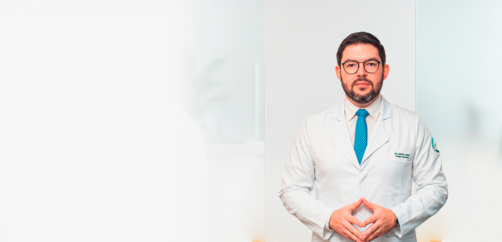 Dr. Gabriel Veber de jaleco branco